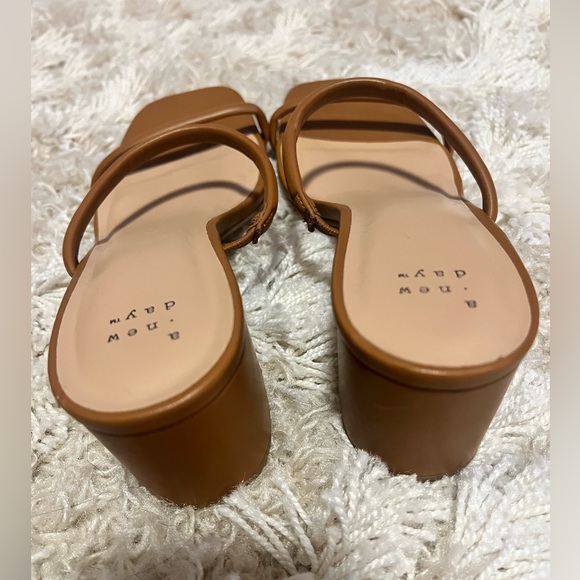 A New Day Tan Short block heel/sandal Women’s Sz 10 - Picture 2 of 5